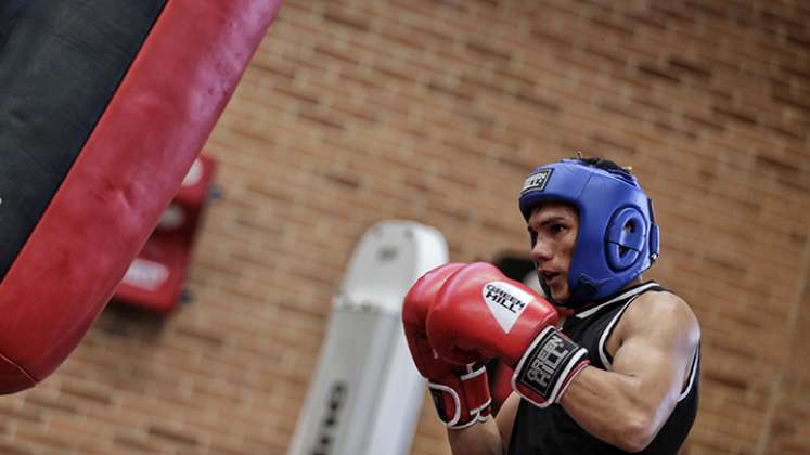  Ceiber Ávila, boxeador colombiano.