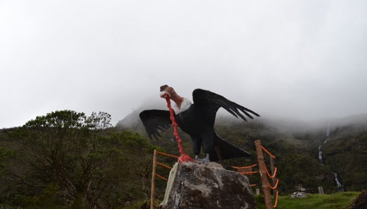 Los visitantes pueden apreciar el monumento al cóndor en la Laguna de Comagüeta, localizada en corregimiento de Presidente./ Cortesía 