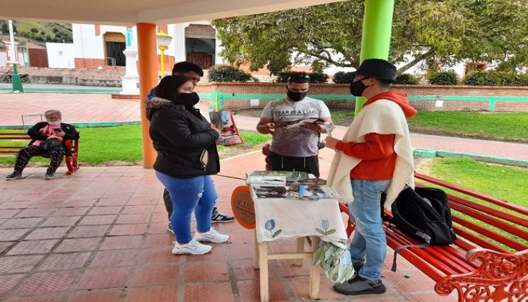 El puesto de información funciona en el quiosco del parque principal. / Cortesía/ La Opinión 