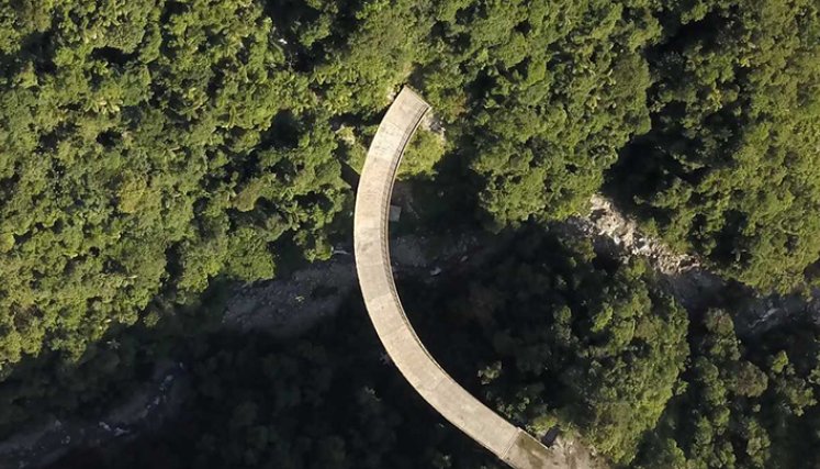 Suspensión, documental sobre un Elefanto Blanco en Colombia.