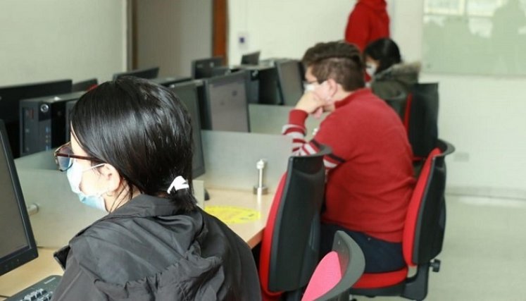 Las instituciones educativas deberán garantizar el acceso a la educación sin ninguna interrupción a los niños y jóvenes que no regresen a la presencialidad.  / Cortesía/ La Opinión 