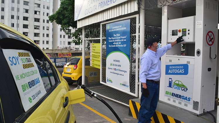 En la ciudad ya circulan 16 taxis con este gas.