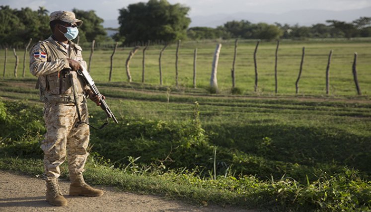 Un soldado custodia el paso fronterizo de Dajabón entre República Dominicana y Haití