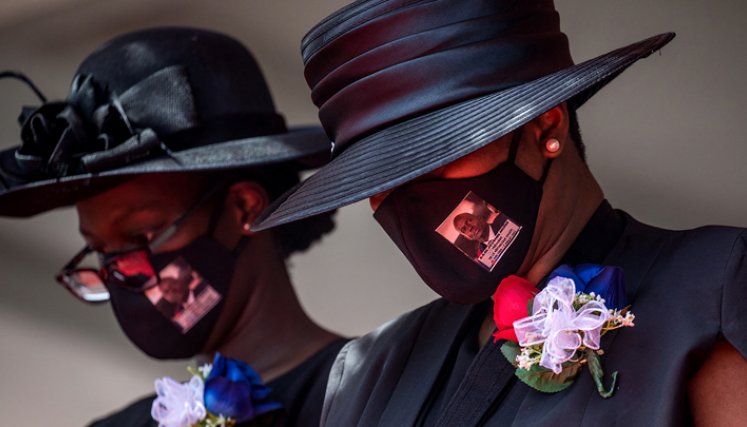 Haití decía adiós este viernes en un último homenaje al asesinado presidente Jovenel Moise, con una custodiada ceremonia funeraria en una ciudad donde se desataron actos violentos que ilustran la inestabilidad del país. Los actos solemnes se desarrollaban en la ciudad de Cabo Haitiano, en el Departamento del Norte de Haití. Moise, asesinado el 7 de julio a sus 53 años por un comando armado en su domicilio de la capital, Puerto Príncipe, era originario de la región vecina a la de su lugar de entierro, tambié
