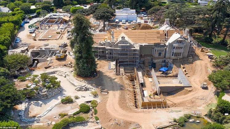 La piscina donde se celebraron tantos eventos está vacía y en obra