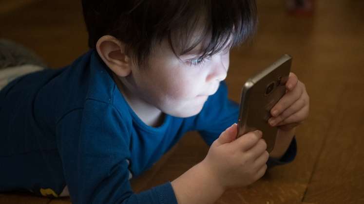 Tratan de controlar el uso de celulares en niños