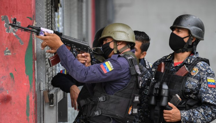 Vivir entre las balas en las barriadas de una Venezuela empobrecida