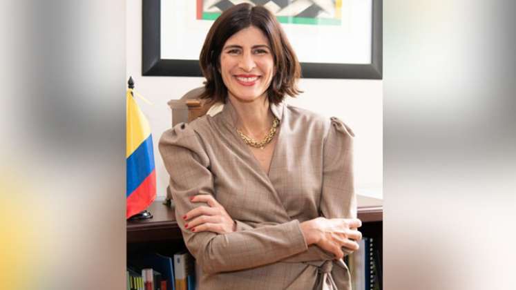 Alejandra Botero es economista y politóloga de Swarthmore College, alcanzó una Maestría en Administración de Empresas (MBA) de la Universidad de Columbia en Nueva York. 