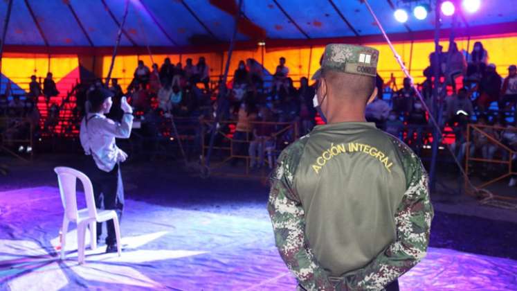 Después de visitar los departamentos Santander y Cundinamarca, llevando alegría y diversión, los soldados llegaron a Cúcuta, Norte de Santander, y desde el sábado pasado, cada noche, brindan ratos amenos a las familias. / Foto: Cortesía