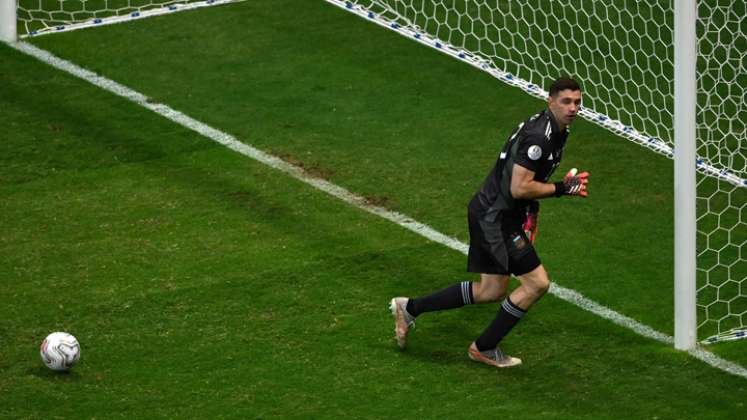 El arquero de la Selección Argentina Emiliano Martínez terminó generando indignación por las provocaciones hacia los jugadores colombianos. / Foto: AFP