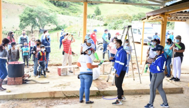 El trabajo fue desarrollado por integrantes del  Voluntariado Construimos Futuro, de la Unión Vial Río Pamplonita, y se trató de la sexta jornada organizada por trabajadores de la empresa encargada de la vía 4G Pamplona–Cúcuta. / Foto: Cortesía