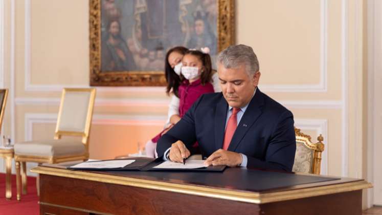 Duque afirmó que la norma se ajusta a la Constitución, en tanto es una "causa garantista" pues para verificar que hay un "debido proceso, la doble conformidad opera automática una vez hay una sanción de primera instancia". / Foto: AFP