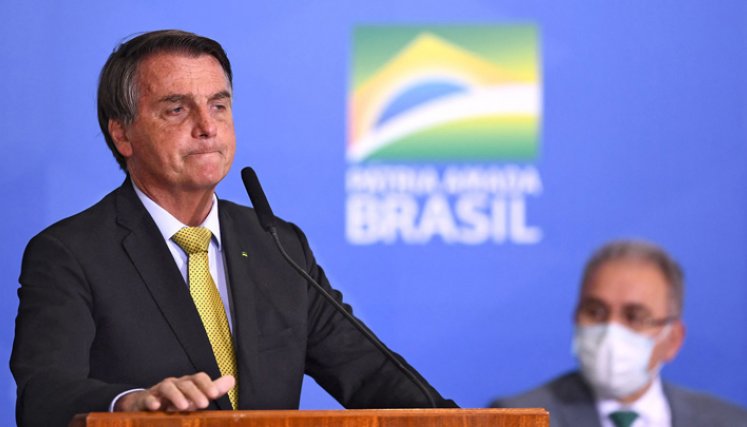 La Fiscalía instauró este viernes una investigación sobre acusaciones formuladas contra el presidente Jair Bolsonaro por sospechas de que no denunció una tentativa de corrupción en la compra de la vacuna india anticovid Covaxin. / Foto: AFP