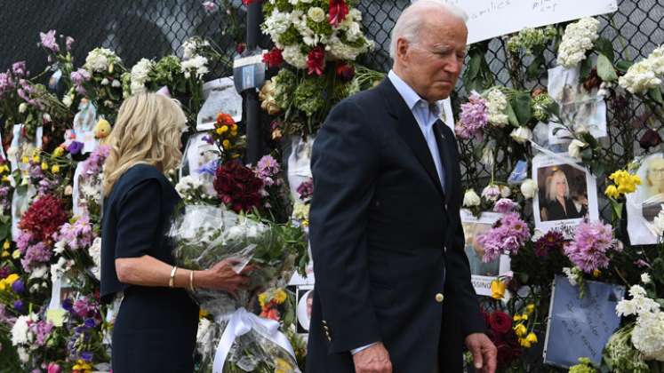 El presidente estadounidense Joe Biden y la primera dama estadounidense Jill Biden visitan el muro el 'Surfside Wall of Hope & Memorial', cerca del edificio de condominios Champlain Towers South de 12 pisos parcialmente derrumbado en Surfside, Florida.