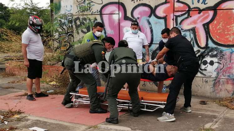 En un segundo intento, saltó desde un puente 