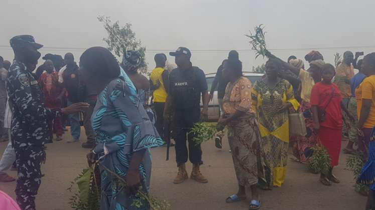 Los padres de los estudiantes secuestrados se encuentran en Kachia Road que conduce a la escuela Bethel Baptist School, después de que 140 estudiantes internos fueron secuestrados por hombres armados en Kaduna. / Foto: AFP