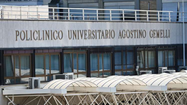 En el Hospital Policlínico A. Gemelli de Roma se recupera el papa, tras una cirugía.