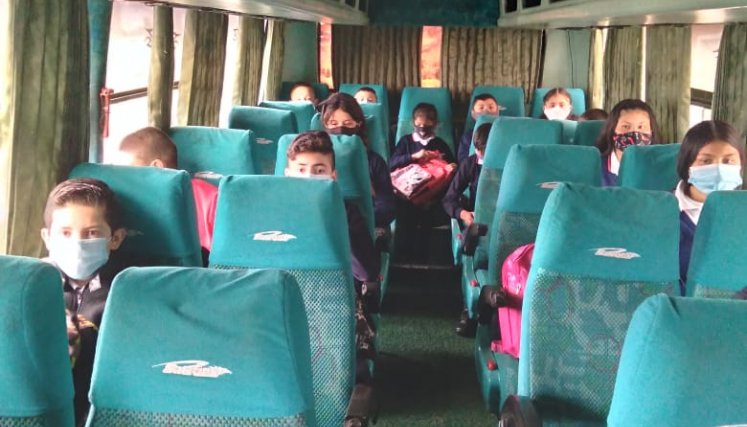 Los estudiantes del sector rural llegaron en el servicio de transporte escolar contratado por la alcaldia de silos