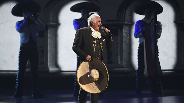 Vicente Fernández se recupera lentamente