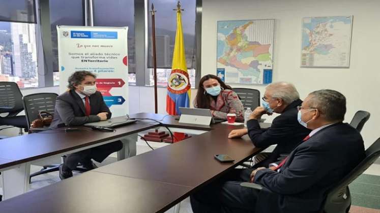 El alcalde Jairo Yáñez dialoga aquí con María Elia Abuchaibe, gerente general de la Empresa Nacional Promotora del Desarrollo Territorial – ENTerritorio. Lo acompañan José Antonio Lizarazo, gerente de la EIS Cúcuta (izquierda), y Jean Philippe Penning, asesor en proyectos estratégicos de la Alcaldía de Cúcuta./ Foto/ Cortesía.