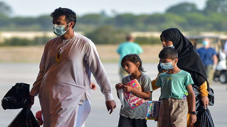 Los refugiados desembarcan de un avión de la fuerza aérea estadounidense tras un vuelo de evacuación de Kabul.