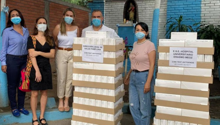 La directora de Salud, Martha Maldonado recibió las 2.000 muestras COVID-19. Foto Cortesía/La Opinión