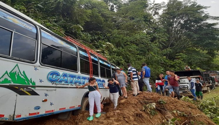 Los alcaldes de la zona del Catatumbo y provincia de Ocaña buscan recursos para atender la emergencia vial ocasionada por la ola invernal.