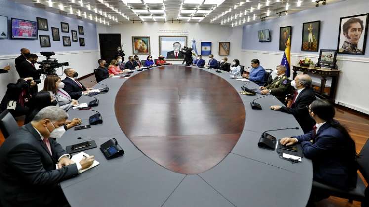 El Presidente venezolano Nicolás Maduro habla durante una reunión con miembros de su gabinete, en el Palacio Presidencial de Miraflores./ AFP