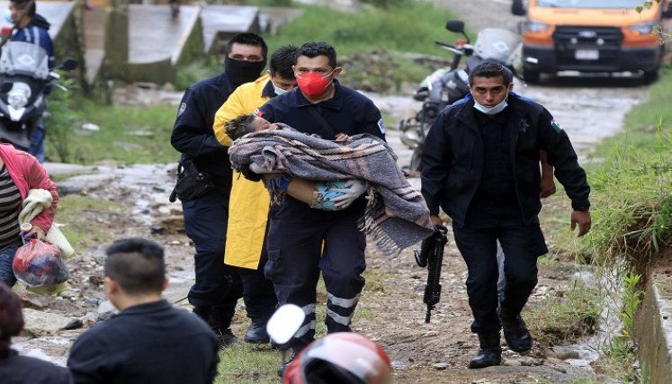 Organismos de socorro acudieron en ayuda de los damnificados. / AFP