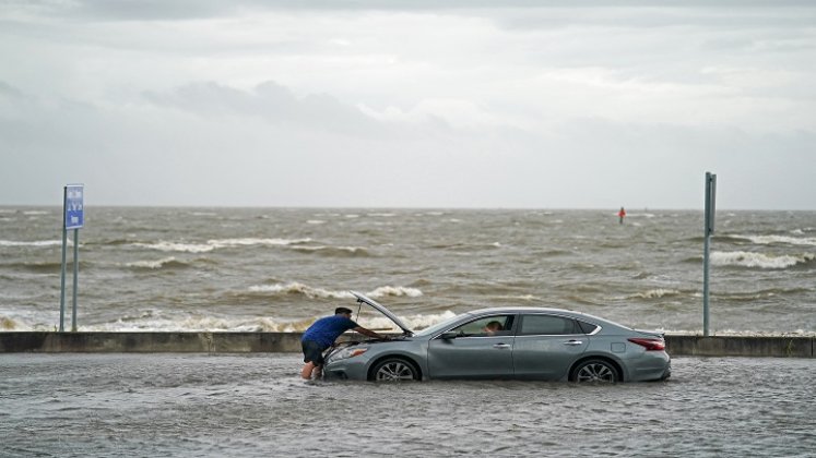 Ida seguía debilitándose, avanzando con vientos de 97 km/h, menos violentos que cuando tocó tierra el domingo, a unos 60 km al sur de Nueva Orleans. /AFP