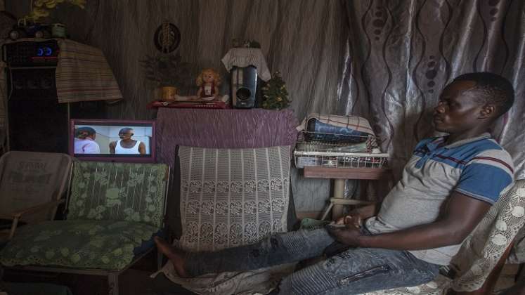 la aldea de Yobe Nkosi se abastece de electricidad gracias a su centralita artesanal. /AFP