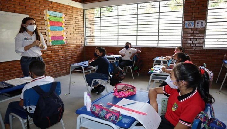 Los estudiantes regresan cumpliendo todos los protocolos de bioseguridad. / Cortesía/ La Opinión 