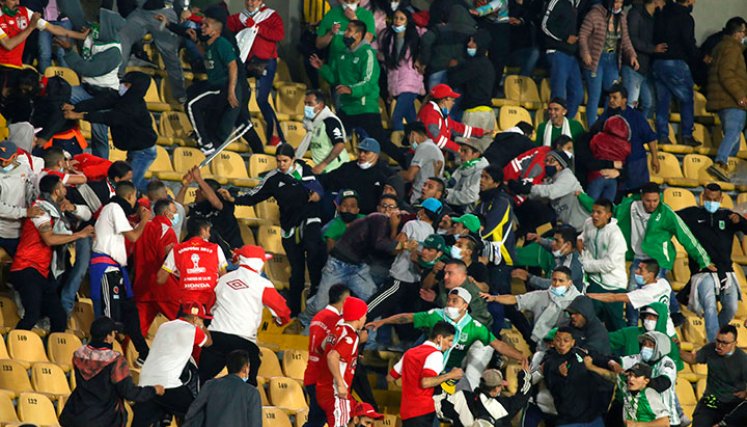 Hinchas de Santa Fe y Nacional se enfrentaron en El Campín. 