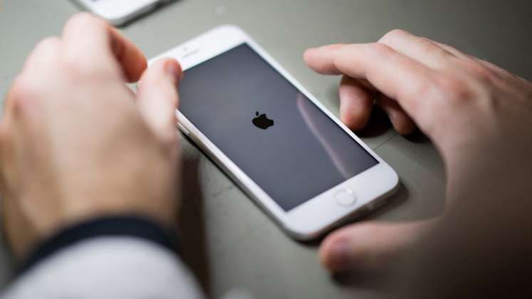 Apple aseguró que una de sus herramientas de detección de fotografías problemáticas, desarrollada por expertos en criptografía, es "segura y fue diseñada expresamente para preservar la privacidad del usuario". / Foto: AFP