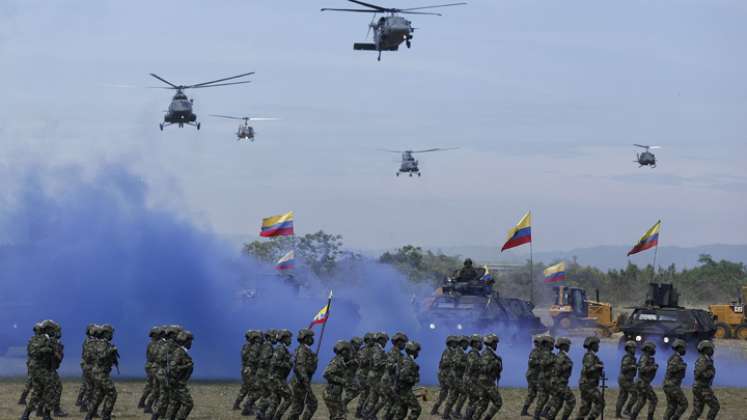 Un sol inclemente hizo presencia en el Fuerte Militar de Tolemaida durante toda la conmemoración del Bicentenario de la Batalla de Boyacá, que inició pasadas las 10 de la mañana con una demostración militar por parte del Ejército. / Foto: Colprensa