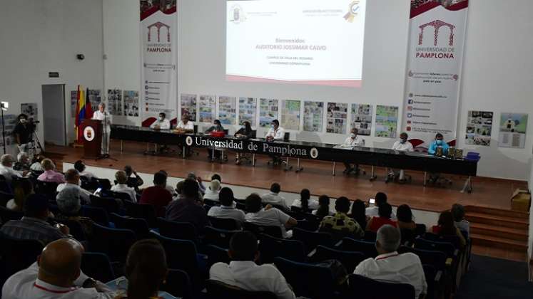 El evento de clausura estuvo acompañado de condecoraciones a los docentes que hicieran la mejor publicación en el campo de historia. 