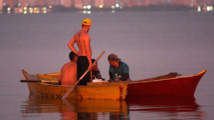 Muchos pescadores han adaptado a sus lanchas motobombas para riego en reemplazo de los motores fuera de borda./ Fotos AFP