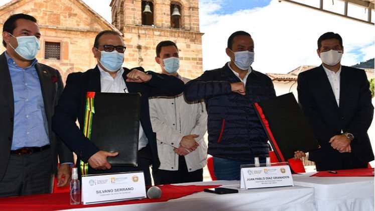 Humberto Pisciotti, alcalde de Pamplona; Didier Tavera Amado, director Federación Nacional de Departamentos; Silvano Serrano, gobernador de Norte de Santander; Mila Patricia Romero, senadora; Juan Pablo Díaz Granados, Mauricio Aguilar, gobernadorde Santander; Eduardo Niño Pacheco, senador y Mauricio Gómez Amín, senador.