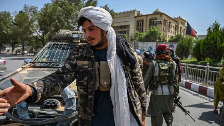 Combatientes talibanes montan guardia a lo largo de una calle en la plaza Massoud en Kabul el 16 de agosto de 2021. / Foto: AFP