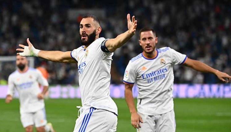Karim Benzema el hombre gol del Real Madrid marcó un triplete en la victoria de su equipo.