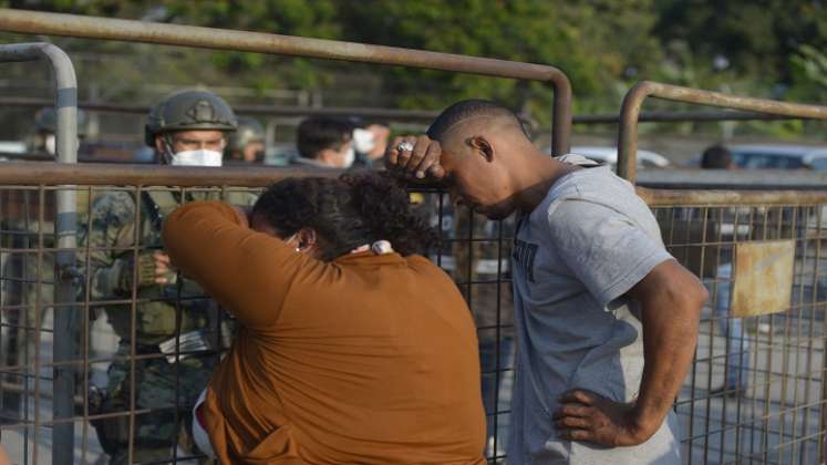 "Queremos información porque no sabemos nada de nuestras familias./ AFP