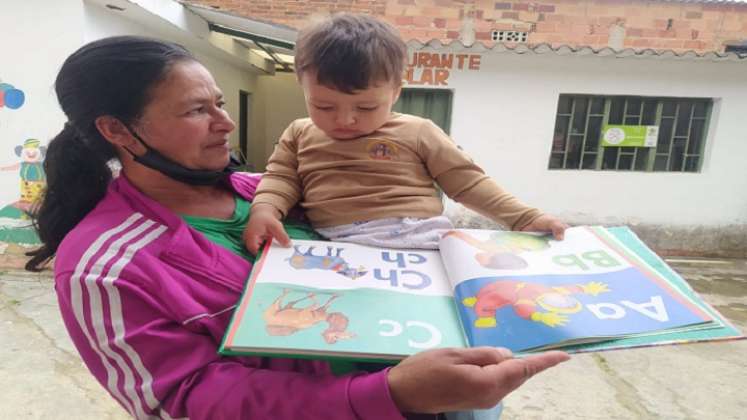 Isbelia Chacón solicita libros prestados./ Foto: Cortesía/ La Opinión.