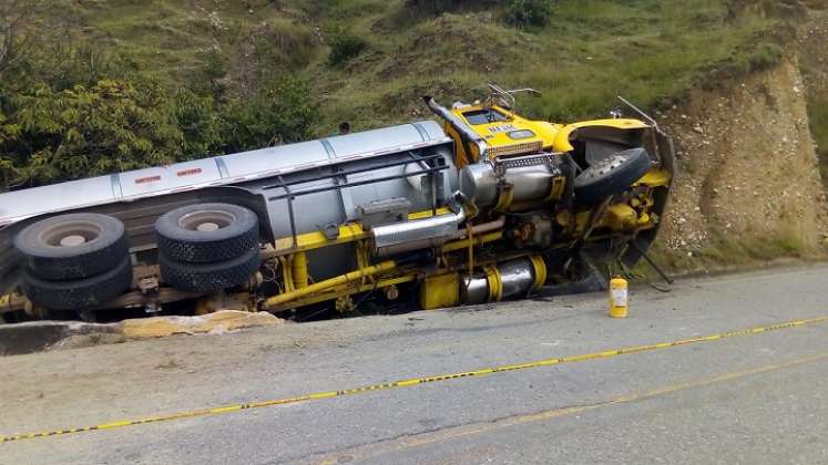 La oportuna reacción de los organismos de socorro evitó que el combustible cayera al río y llegara hasta la planta de tratamiento de la Empresa de Servicios Públicos de Ocaña. /Foto: Cortesía