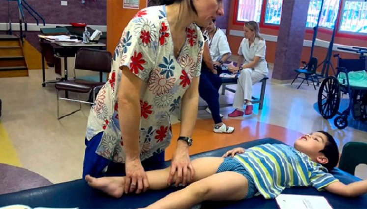Generalmente se manifiesta en los niños varones, las niñas pueden ser portadoras, siendo moderadamente afectadas por la enfermedad./ Cortesía/ La Opinión 