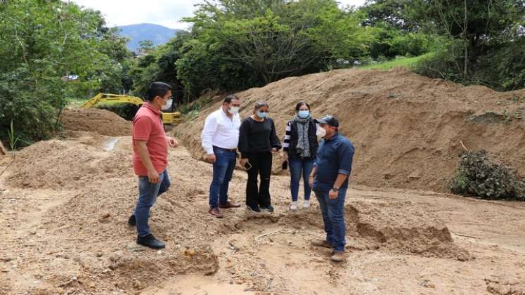 Los funcionarios orientan a los constructores.