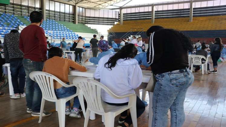 Padres de familia acuden a la cita para la aplicación de los biológicos a los hijos.