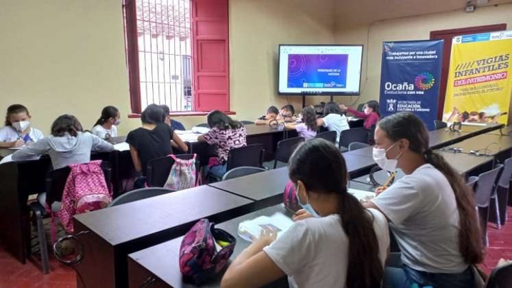 Los estudiantes reciben orientación sobre los atractivos de la región.