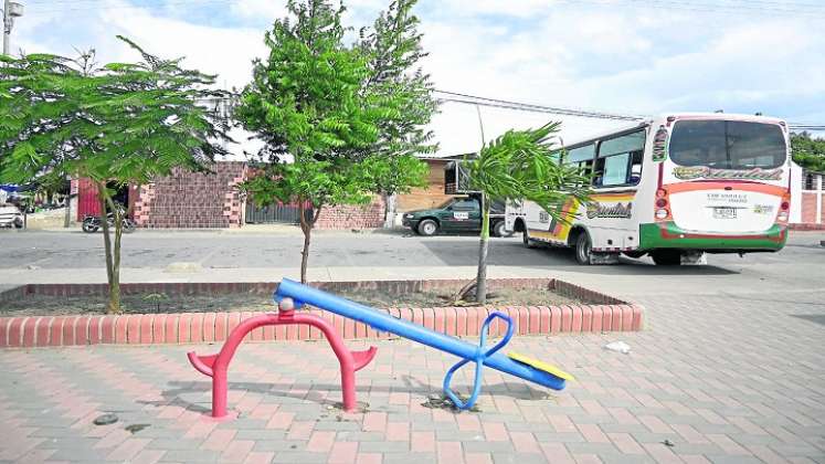 El paisaje del parque es acompañado por las busetas que se estacionan en el lugar./ Foto: Jorge Gutiérrez