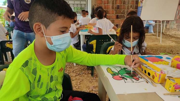 Los insumos de cada actividad son ofrecidos por la escuela, los niños han recibido colores, cartillas y bolsos.