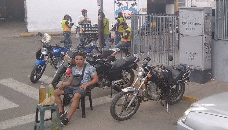 Los mototaxistas, pero también el transporte público dependen de la gasolina que pasa por las trochas para poder trabajar.